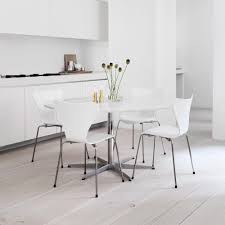 Den danske designer og arkitekt skabte med den velkendte 7'er stol en innovativ design stol, der fik sat både designeren og stolen på verdenskortet. Fritz Hansen Serie 7 Stuhl Lackiert Ambientedirect