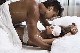 lindo casal fazendo amor na cama 16251541 Foto de stock no Vecteezy