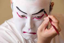 歌舞伎の化粧とは何か？なぜ隈取をするのか？歌舞伎役者の化粧を徹底解説！ ｜ 和樂web 美の国ニッポンをもっと知る！