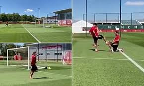 Bruno fernandes on marcus rashford's initiatives. Manchester United Star Bruno Fernandes Practices Free Kicks With Juan Mata Daily Mail Online