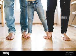 Schöne junge Familie. Nackte Füße von Mutter, Vater und Tochter  Stockfotografie - Alamy