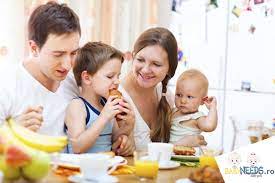 Micul dejun la copii: un obicei sănătos începe din primele luni de viață -