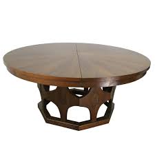 The top is veneered in walnut curl in a starbu. 1960s Mid Century Expandable Round Walnut Dining Table At 1stdibs