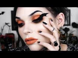 bat wing eyeliner halloween makeup