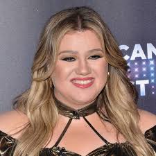 kelly clarkson shows off her glowing