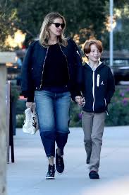 Julia roberts is a daughter of a real estate agent betty lou roberts and of an actor walter roberts. Stressed Julia Roberts Stacks On 20kg Us Report New Idea Magazine
