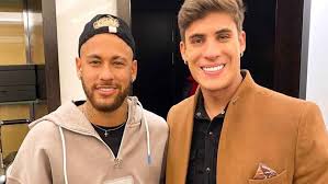 Jucător de fotbal al asociației spaniole. Neymar Denunciado Por Homofobia Amenazo Al Novio De Su Madre Con Meterle Un Palo De Escoba