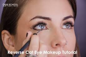 master the reverse cat eye makeup trend