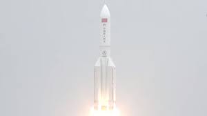 Un cohete long march 5b y2, que transporta tianhe, el módulo central de la estación espacial china, se lanza en el sitio de lanzamiento de naves la agencia espacial estadounidense nasa calificó entonces el suceso de muy peligroso. Jm2hugv E4kwim