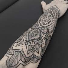 Mandala Tattoo by Elisa de Bellard | Tatouage géométrique, Idée tatouage  avant bras, Tatouage manchette
