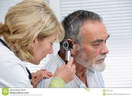 Las pruebas de audición permiten diagnosticar una pérdida auditiva (hipoacusia). Examen De Oido Imagen De Archivo Imagen De Hombres Escuche 42701765