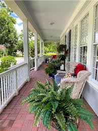 decorating a front porch for summer