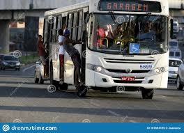 Jovens Agarrados a ônibus Em Movimento Imagem Editorial - Imagem de perigo,  agarrado: 187694195