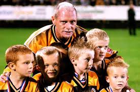 Paul gascoigne looking frail and weak as he is escorted from his bournemouth home by police to an ambulance in 2014. Boston United On Twitter Flashback A Big Thank You To Danwestwell For This Previously Unseen Photograph Of Young United Mascots Alongside The Legendary Paul Gascoigne In 2004 One Of Them Itss Liam