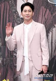 Hizo su debut en la industria del entretenimiento a través de producciones musicales populares the rocky horror show y grease. Kang Ji Hwan Arrested For Sexual Assault Of Two Staff Members Kkuljaem ì¢‹ì•„