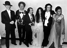 Non, Yoko Ono n'a pas photoshopé Simon et Garfunkel pour se rapprocher de  Bowie - Par Alain Korkos | Arrêt sur images
