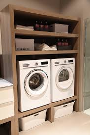 Con due ampi vani, la colonna lavatrice e asciugatrice impila gli elettrodomestici del bucato uno sopra l'altro, sfruttando i piccoli spazi fino all'ultimo centimetro. Pin Su Laundry Closet
