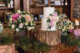 10 unique wedding cake table ideas