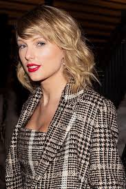 Sanatçı daha önce 2010'da fearless ve 2016'da 1989 albümüyle ödül almıştı. Taylor Swift Calls Out Netflix Series For Lazy Deeply Sexist Joke About Her Dating History Vanity Fair