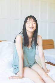 吉岡里帆、ノースリーブでベッドに座り艶やかな笑み 写真集から貴重アザーカット | ORICON NEWS