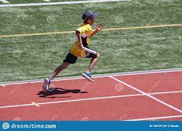 Juego de relevos adolecente : El Chico Esta Corriendo La Carrera De Relevos Imagen De Archivo Imagen De Deporte Colores 160107187