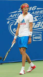 He is 5′ 9″ tall and his weight is approx 69 kg. Alexander Zverev Height