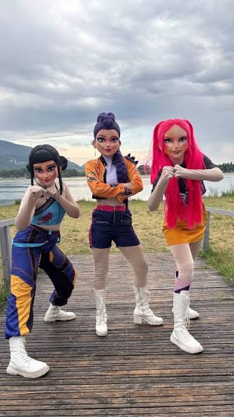 Tu croises des stars de K-pop à la fête foraine de Marignane… et ça finit en showcase 🤩 Et si c'était chez TOI la prochaine fois ? 👀 🎉 Invite les mascottes