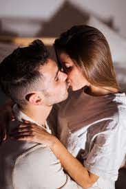 couple kissing images free