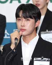 Photo S] Omega X's Jaehan with tears in his eyes, 'Remembering the  fans' < Entertainment photo < Entertainment < 기사본문 - SPOTV