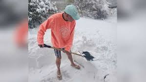 Removing snow with a snow shovel has health risks. This Man Shoveling Snow In Shorts Sandals Is The Epitome Of A True New Englander Boston News Weather Sports Whdh 7news