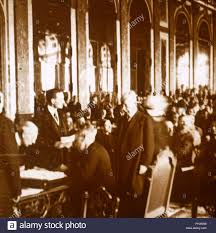 Treaty of versailles, peace document signed at the end of world war i by the allied powers and germany in the hall of mirrors in the palace of versailles, france, on june 28, 1919; Woodrow Wilson Vertrag Von Versailles Frankreich 1919 Artist Unbekannt Stockfotografie Alamy
