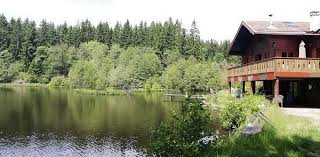 chalet au bord d un lac dans les vosges