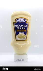 Foto de una botella de plástico sin abrir de Heinz Original Mayonnaise  sobre un fondo blanco con guión español Fotografía de stock - Alamy