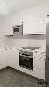 Tanto si tu cocina es pequeña. Cocina Blanca De 7 M2 Y Amueblamiento En Forma De L Cocinas Suarco Remodelacion De Cocina Pequena Disenos De Cocinas Pequenas Diseno De Cocina
