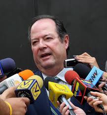 El precandidato presidencial, Oswaldo Álvarez Paz, realizó un llamado a todos los sectores políticos y sociales a protestar ante el posible saqueo del ... - oswaldo-alvarez-paz
