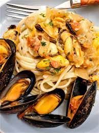 fresh mussels with pasta in tomato