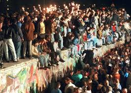 linh - Nước Đức, 25 năm sau ngày bức tường Berlin sụp đổ Images?q=tbn:ANd9GcSKg4rhbfBbfbKcCmHlw5qAPYmuvJnz--tsB-dNSqAGSpc8F4M-tQ