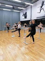 Beim ballettunterricht ist es ideal, wenn man auch zu hause trainieren kann, um das gelernte einzu�ben und zu perfektionieren. Mobile Freistehende Ballettstangen Ballettstangen Manufaktur De