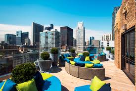An expert guide to the best chicago hotels with rooftop bars, featuring the top spots for innovative cocktails, live djs, swimming pools and incredible city and river views, near the millennium pier, navy pier, shedd aquarium and art institute of chicago. Chicago S Best Rooftop Bars