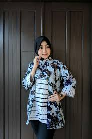 Gadis yang viral karena video putusnya dengan rakhry ini punya style. Blouse Wanita Motif Garis Abstrak Atasan Wanita Batik Wanita Batikpekalongan Co Id