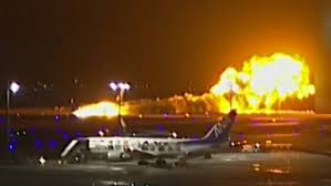 JAPN: Cinco MUERTOS y 379 EVACUADOS tras el CHOQUE de DOS AVIONES en el  aeropuerto de TOKIO | RTVE - YouTube