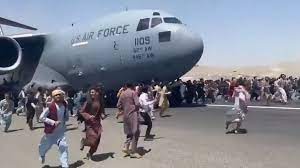 群衆が飛行機を取り囲むも強硬離陸…しがみついたまま空中で落下する人まで【大混乱のカブール空港】 | 混迷のアフガニスタン | クーリエ・ジャポン