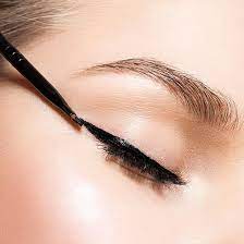 I always applied wet eyeshadow with a flat brush and when i was older i discovered gel eyeliner and this amazing mac brush. How To Apply Gel Eyeliner L Oreal Paris