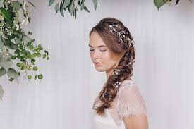 choosing your wedding hair accessories