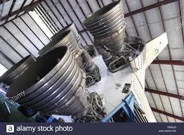 Triebwerk mit gegenläufig drehenden rotoren die erfindung betrifft ein triebwerk mit gegenläufig drehenden rotoren, die koaxial angeordnet sind und über eine welle von einer turbine, deren arbeitsmedium von einem gasgenerator mit lufteinlass geliefert wird, ang etrieben werden. Saturn V Motoren Stockfotos Und Bilder Kaufen Alamy