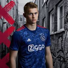 Finde dein neues ajax amsterdam trikot hier auf unisportstore.de. Vollig Neue Ajax 17 18 Trikot Schriftart Enthullt Nur Fussball