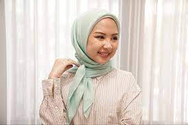 Terlebih lagi jika kamu mengenakan outfit yang sesuai dan yang modern pula. 7 Tutorial Hijab Segi Empat Terbaru Yang Simple Dan Trendi 2021 Bukareview
