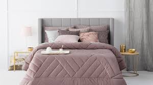 Класическо решение за модерна спалня е поставянето на покривало за легло в черно и бяло. Kak Da Izberem Kuvertyura I Shalteta