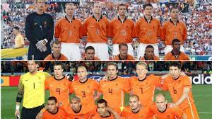 Nederlands elftal van wk 2010 rijdt weg bij paleis noordeinde. Iconische Confrontaties Oranje 1998 Versus Nederlands Elftal 2010