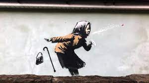 Banksy's political statements and disruptive vision have impacted cities across the globe at vital at the age of 18, banksy was nearly caught vandalizing public spaces by police. Streetart Kunstler Neues Graffiti Banksy Verziert Steilste Strasse Englands Mit Niesender Frau Augsburger Allgemeine